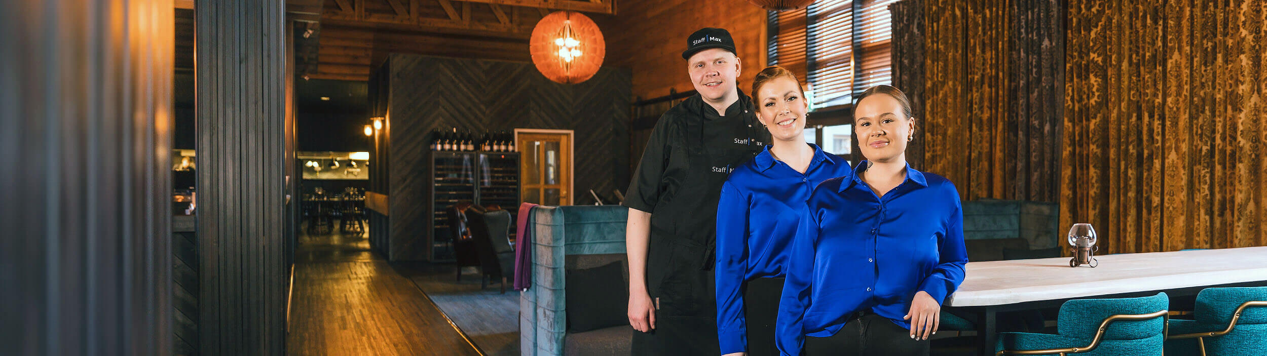 Staffmaxin työtekijöitä ravintolassa.